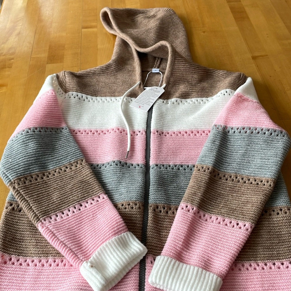 New with tags, zip up hoodie sweater. Unworn.